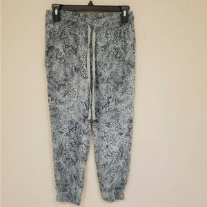 Cloth & Stone Gray Snake Print Joggers Large EUC